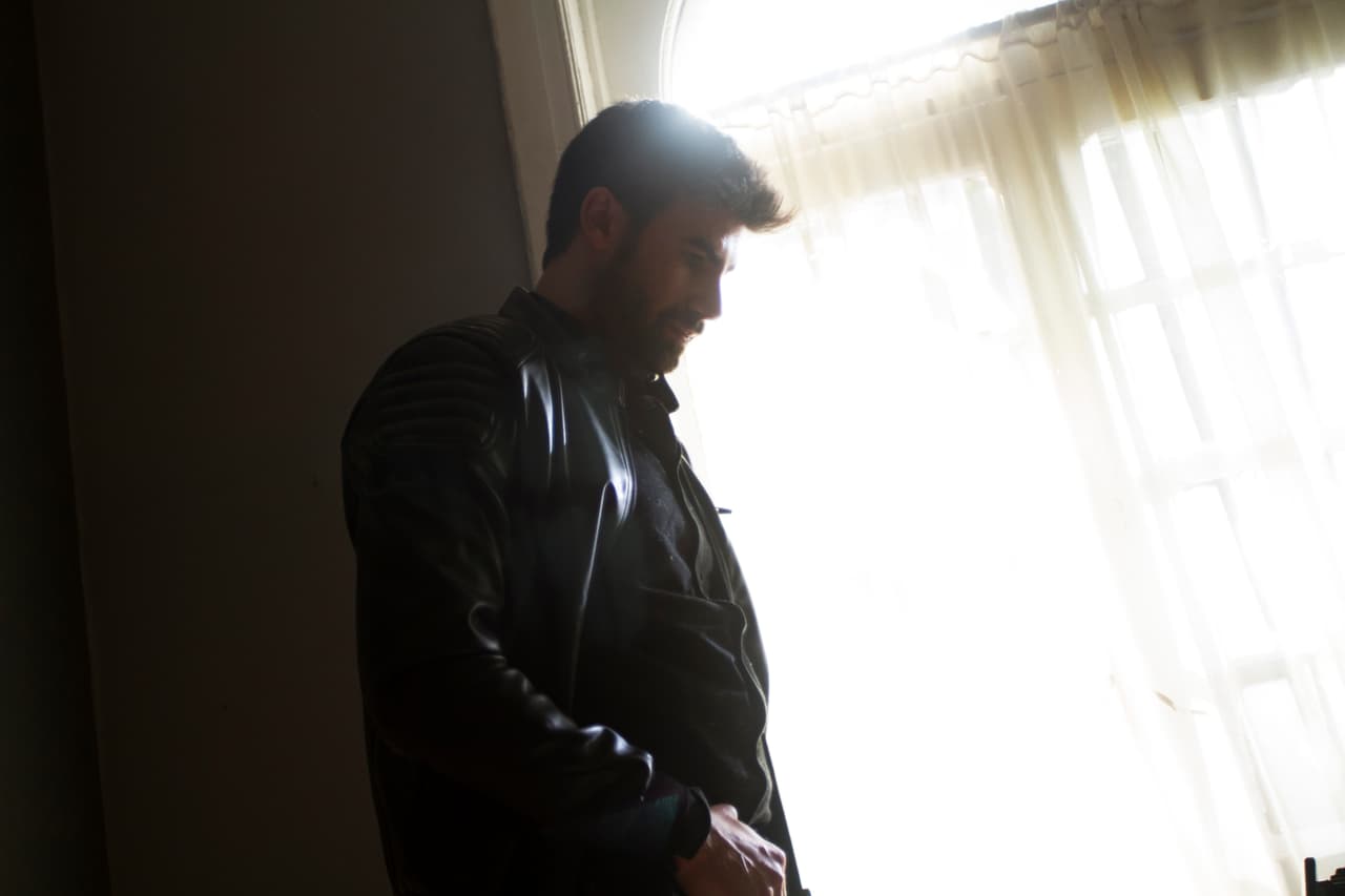 <b><a href="http://www.univision.com/series/la-piloto/juan-eduardo-colucho-es-dave">Dave</a></b> estaba feliz por la detención de
<b><a href="http://www.univision.com/series/la-piloto/arap-bethke-es-john-lucio">John</a></b>, pero no se imaginaba la terrible visita que recibiría.