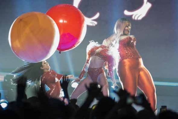 Miley Cyrus con manitas juguetonas en su 'Bangerz Tour'. En Los Ángeles la reina del escándalo se presentará a partir del 20 de febrero. ¿Será que además de la música, presentará su técnicas íntimas en cada concierto? Te damos un adelanto gráfico.