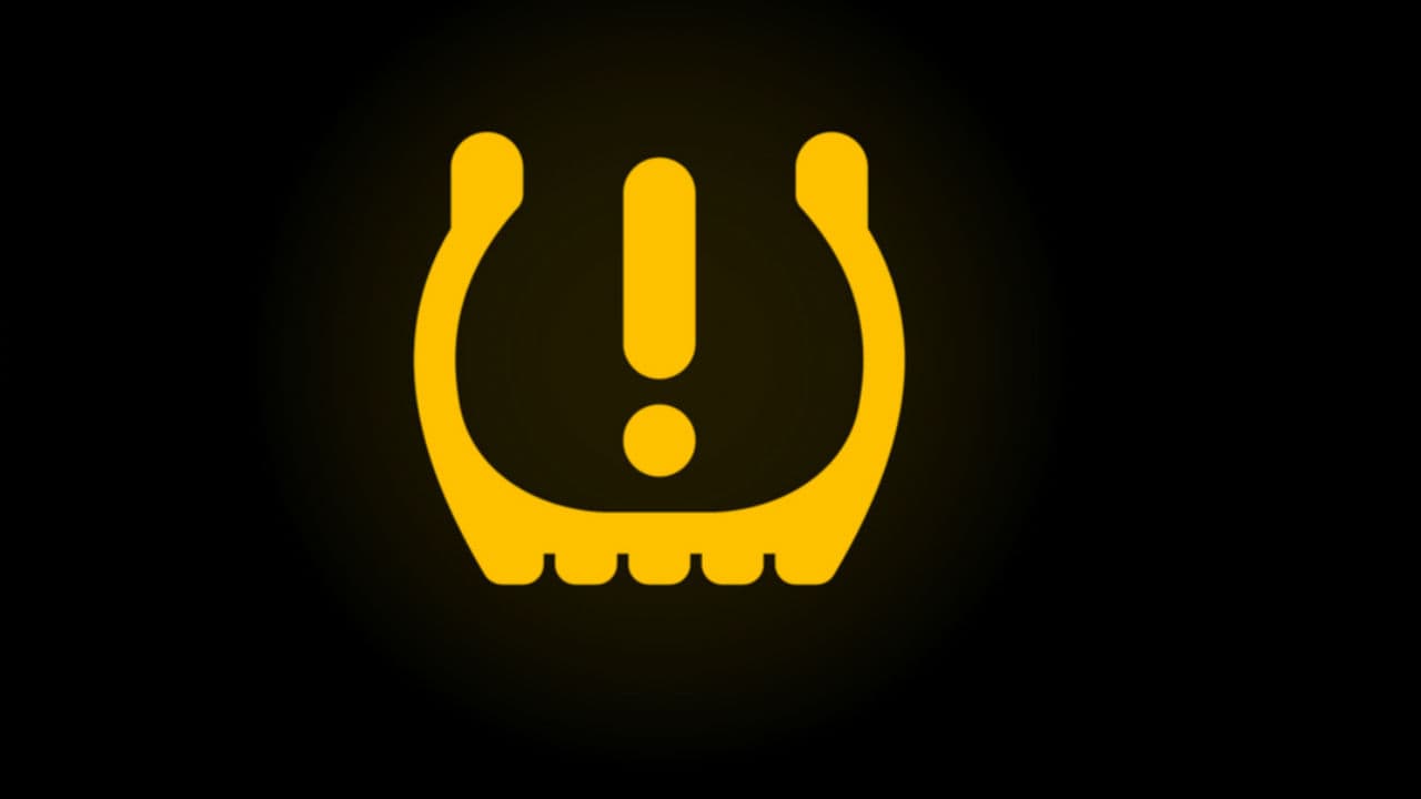 <b>Sistema de presión en neumáticos</b>
<br>
<br>Indica que una o varias llantas están bajas y necesitas verificar que estén infladas a la presión correcta recomendada por el fabricante.