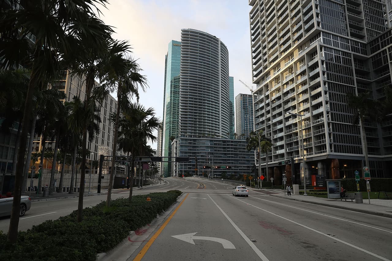 <b>42. Miami, Florida. </b>Población: 453,584. Valor promedio de las casas: 277,700 dólares. Tasa de pobreza: 24.9%. Residentes con estudios universitarios: 26.6%. Miami es una de las tres ciudades del condado Miami-Dade incluidas en la lista. Al menos 2,554,000 hispanos viven en esta área metropolitana (que incluye, Fort Lauderdale y West Palm Beach), 
<a href="http://www.pewhispanic.org/interactives/hispanic-population-in-select-u-s-metropolitan-areas/">la tercera con más hispanos del país</a>. Los bienes y servicios en el condado Miami-Dade son aproximadamente 15% más caros que el promedio de EEUU. El hogar típico en el área de Miami gana 34,901 dólares al año, muy por debajo del ingreso promedio nacional (57,617).