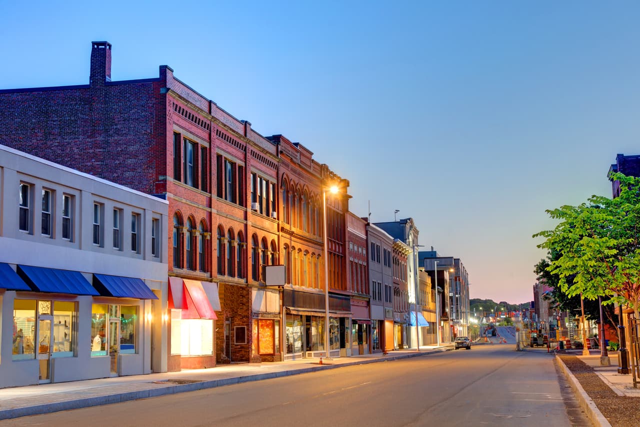 <h3 class="cms-H3-H3">12. Maine</h3>
<br>
<br>🏘️ Población: 1,372,247 habitantes.
<br>
<br>🏘️ Esperanza de vida: 78.6 años.
<br>
<br>🏘️ Ingreso promedio por familia: $64,767
<br>
<br>🏘️ Valor promedio de la vivienda: $252,100
<br>
<br>🏘️ Costo de la vida representado como porcentaje del total del ingreso promedio familiar: 17.2%
<br>
<br>🏘️ Tasa de desempleo (agosto de 2022): 2.9%
<br>