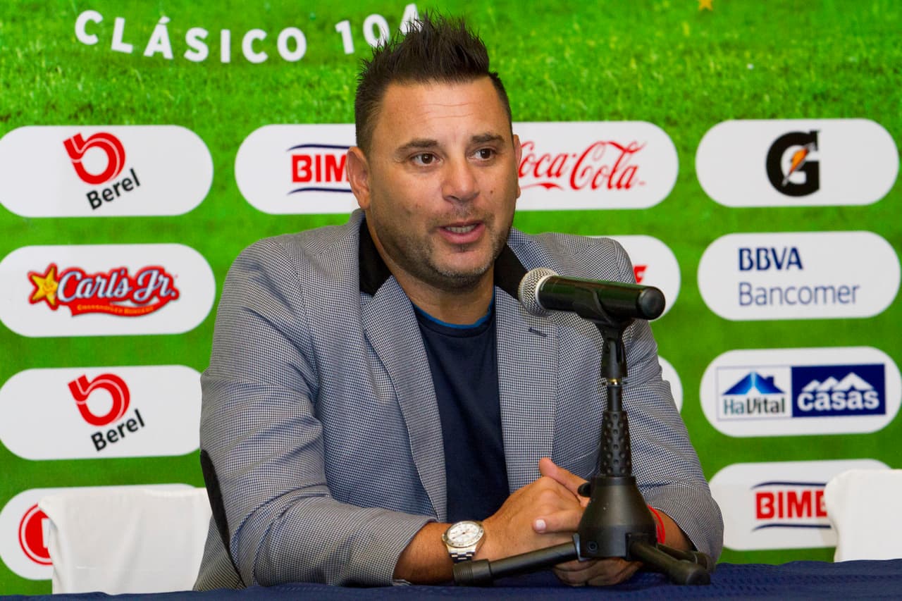 Antonio Mohamed experto en cazar Tiburones