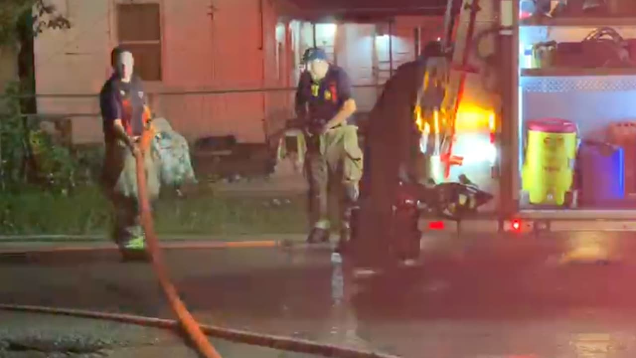 Los equipos de emergencia trabajaron para sofocar las llamas. En el caso de la iglesia las autoridades lo calificaron como pérdida total.