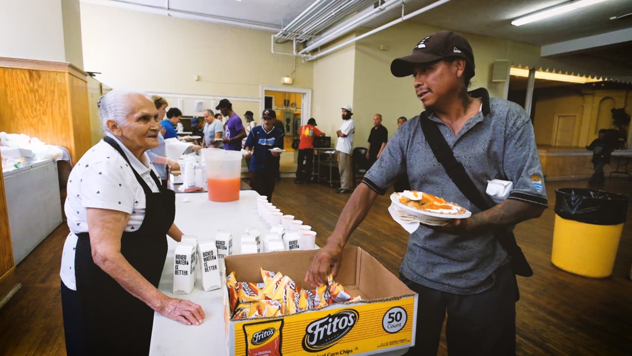 Miquita Ibarra ayuda desde hace 30 años a personas sin casa y la llaman la abuela de los desamparados de Pilsen.