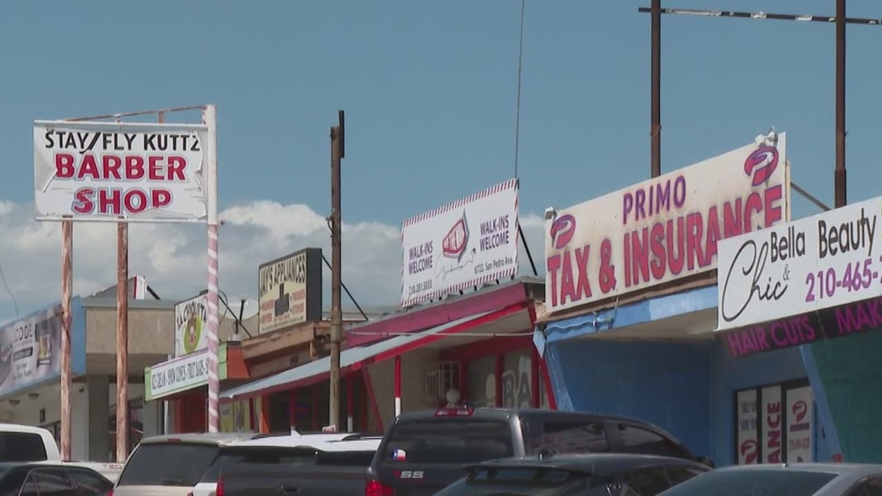 Negocios hispanos denuncian ola de robos en una plaza comercial del norte de San Antonio