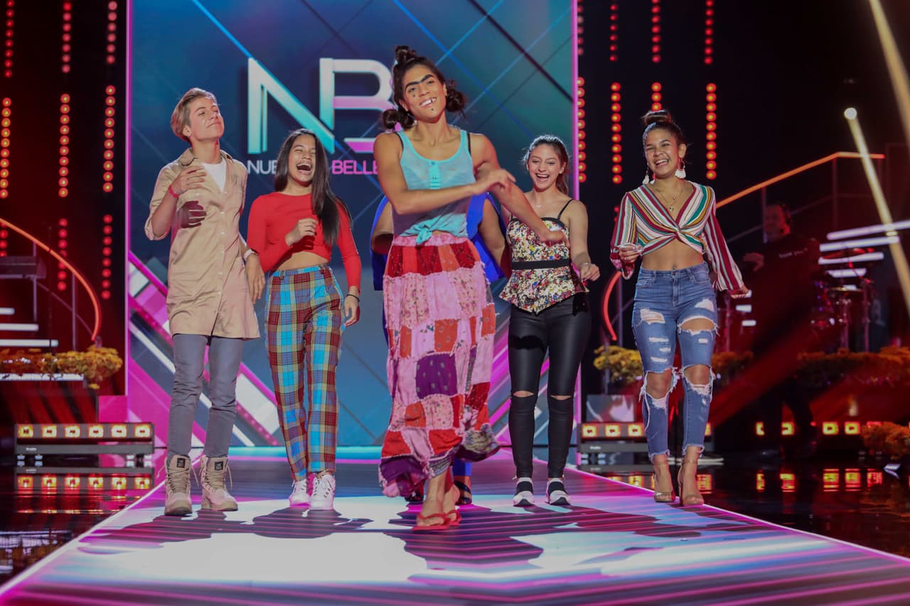 Mela fue la encargada de preparar al público para las fuertes emociones que habría durante la noche. Antes de que las chicas salieran a escena dio algunas clases de modelaje.