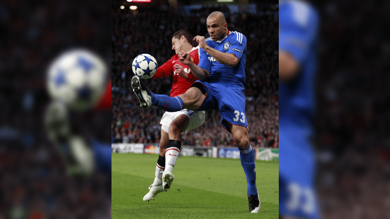 'Chicharito' Hernández peleó todos los balones y se mostró muy participativo en el ataque de los Red Devils.