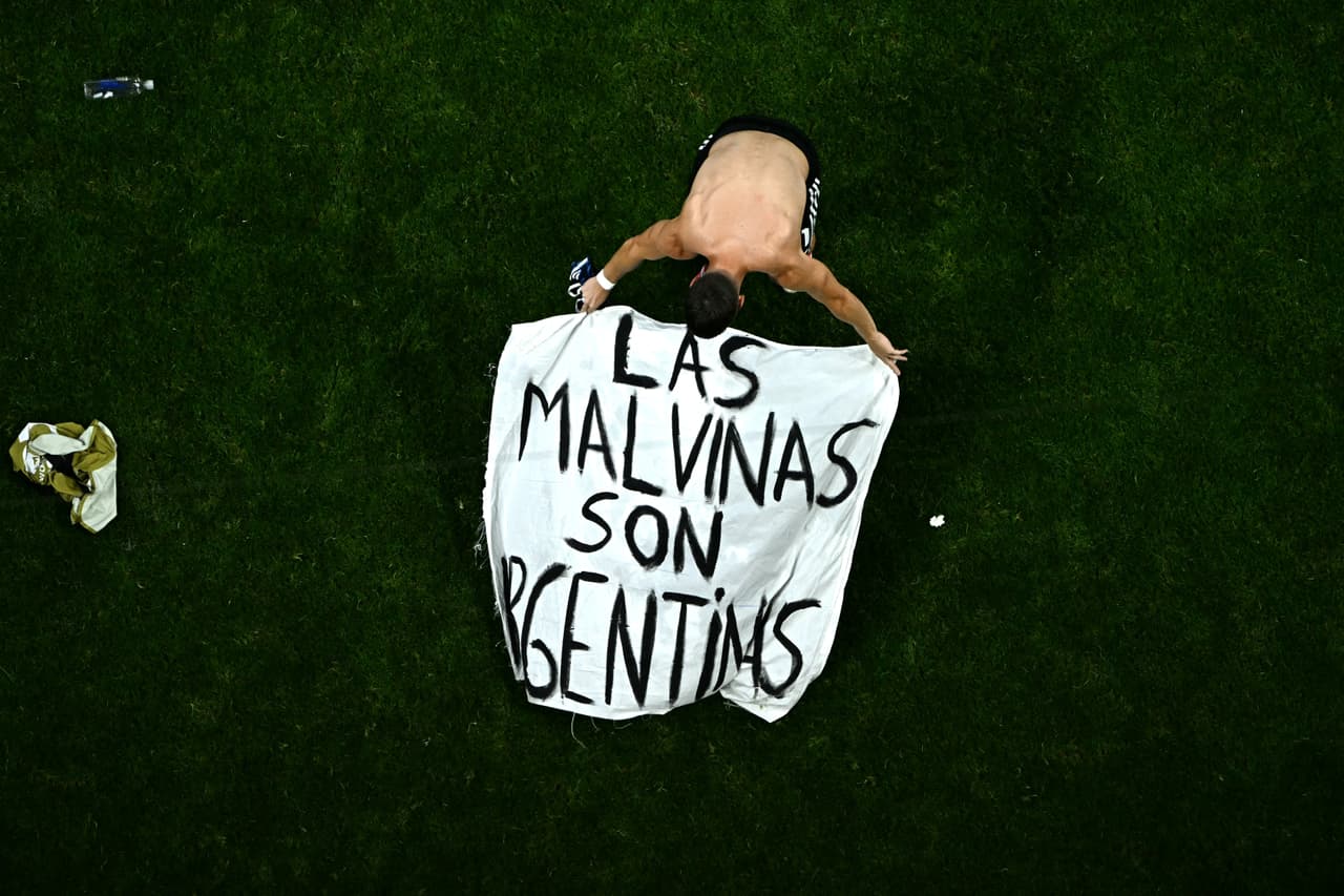 Mucho ojo a la manta que Argentina sacó en festejos vs. Inglaterra