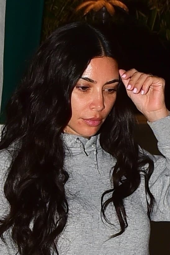 Kim Kardashian fue captada, sin maquillaje, por paparazzi mientras salía de un restaurante en Santa Mónica, California, acompañada de su esposo, el rapero Kanye West.