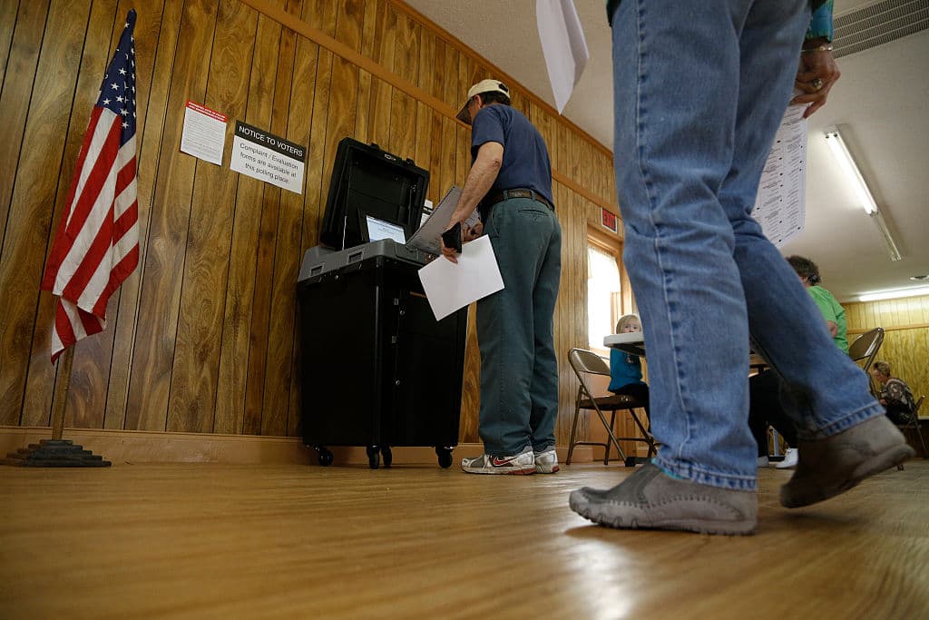 Si cometes un error al momento de votar y no has entregado tu boleta, tienes derecho a recibir otra boleta. También si necesitas asistencia para emitir tu voto, tienes derecho a pedir ayuda a quienes trabajen en las urnas o a alguna persona que te acompañe.
