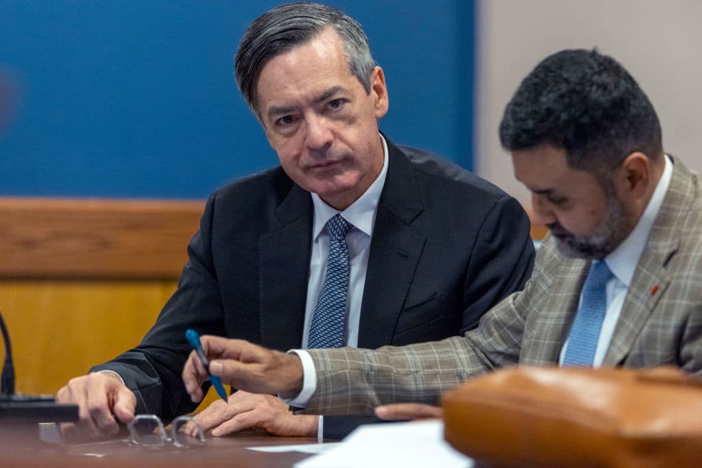 Kenneth Chesebro junto con su abogado en que audiencia en la que Chesebro alcanzó un acuerdo con la Fiscalía del condado Fulton, el 20 de octubre del 2023.