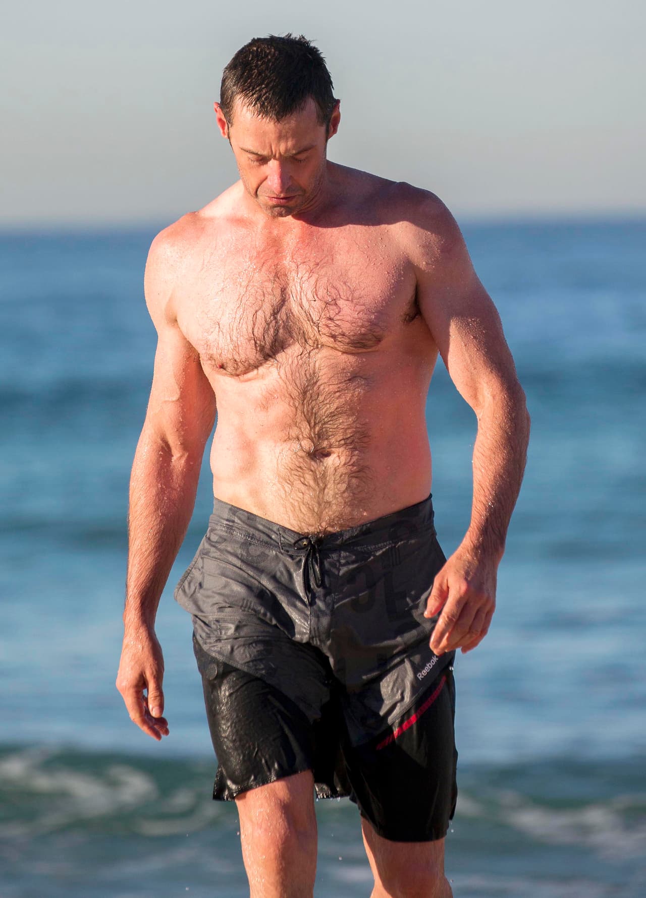 Captaron al actor de 'Wolverine' saliendo del mar en Sydney.