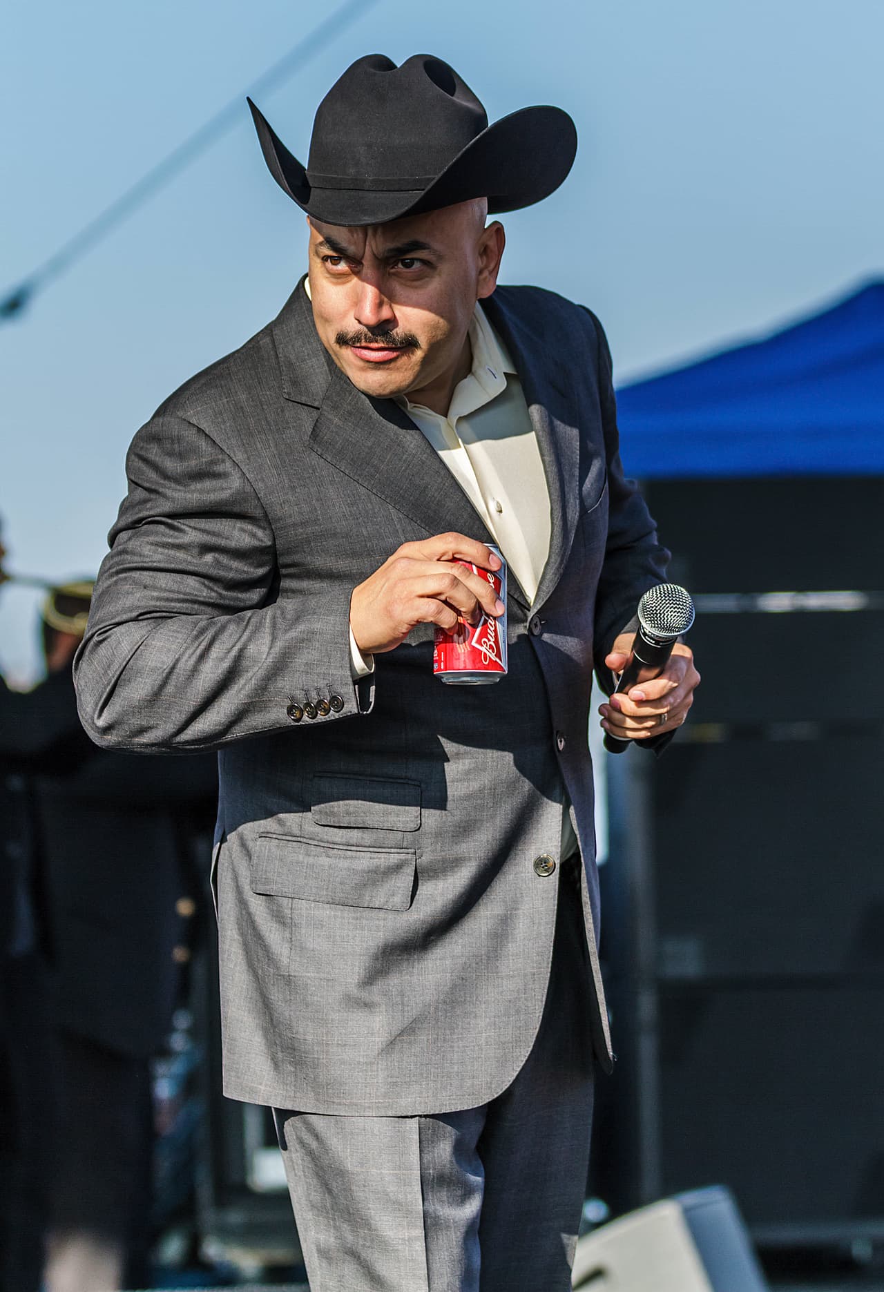 "Me marcó, yo súper contenta, él fue el primero de hecho, en cuanto vio la noticia yo creo que en Instagram y pues me marcó y vi su nombre, tío Lupe, fue una sorpresa muy bonita", contó.
<br>