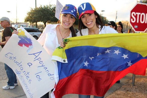A cantos y gritos pidieron paz y libertad en la calle Westheimer, una de las más transitadas de Houston. 