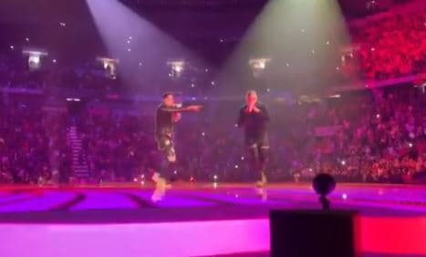 En compañía de su compatriota, el salsero Víctor Manuelle, Bunny dio paso a la canción 'Mala y peligrosa', tema que estrenaron en 2018.