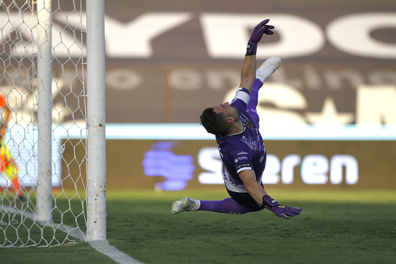 Con goles de José Macías y Jesús Angulo, las Chivas consiguen unos valiosos tres puntos en la frontera.
