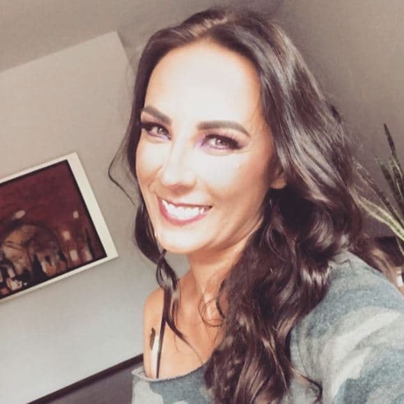 Así como a Lety Calderón, 
<b>Consuelo Duval</b> recibe cumplidos por su conservado físico a los 53 años. Así es, las dos famosas tienen la misma edad, claro que las personalidades tan diferentes propician a que casi nadie lo note.