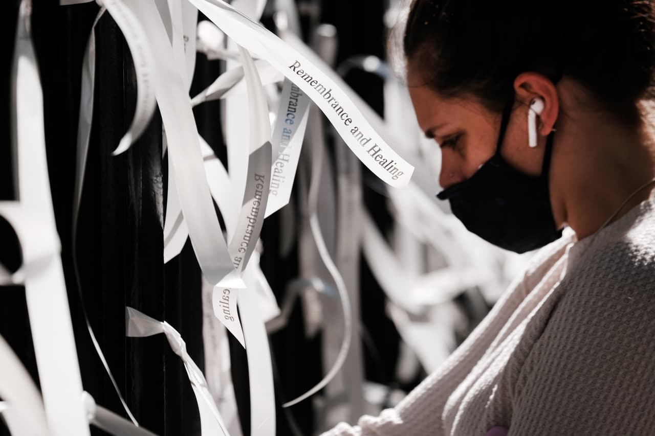 Cintas con los nombres de personas fallecidas en los atentados colocadas en las rejas de una iglesia cercana a la Zona Cero en ocasión de la jornada del vigésimo aniversario de los atentados.