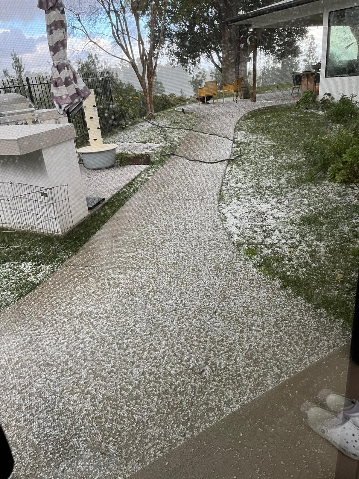 Los bomberos advierten que otro de los peligros está relacionado con los peligros en las viviendas para las personas que encienden las estufas o barbacoas como calefacción. Sin embargo, estos artefactos no están diseñados para calentar y generan humo que puede causar envenenamiento.