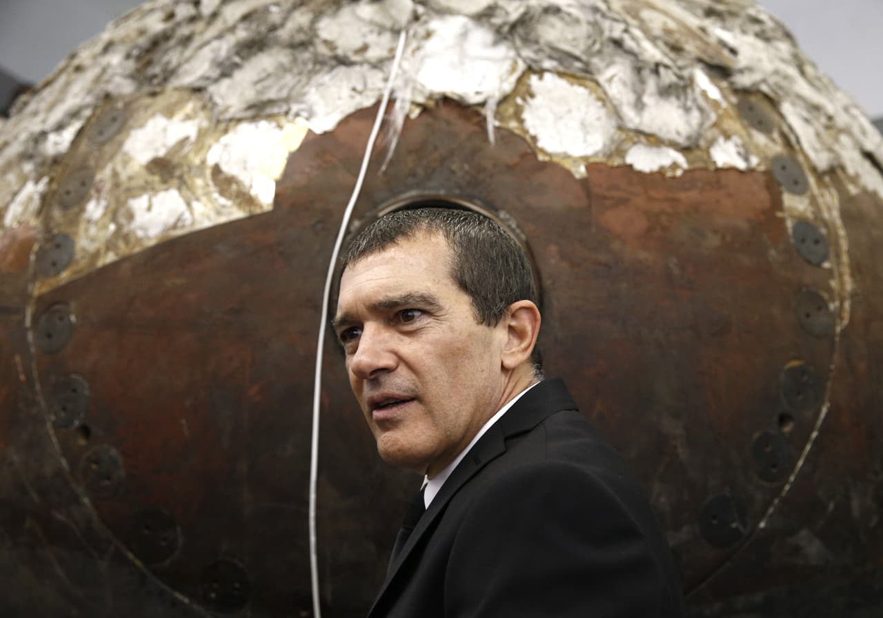 Antonio recorrió en compañía de fans y prensa toda la colección.