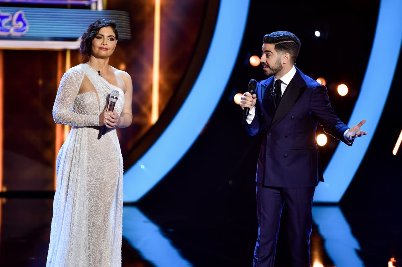 Se trató de un vestido blanco de una sola manga y una larga flada de caída amplia. Una elección muy elegante para una noche de estreno.
