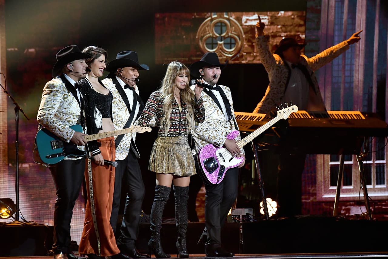 Ha-Ash y Bronco dieron nueva vida y un timbre diferente a la clásica ‘Adoro’. Estos artistas dejaron claro que la diversidad no es incompatible.