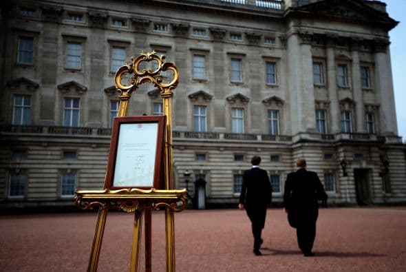 El anuncio colocado con la noticia del nacimiento afuera del palacio de Buckingham.