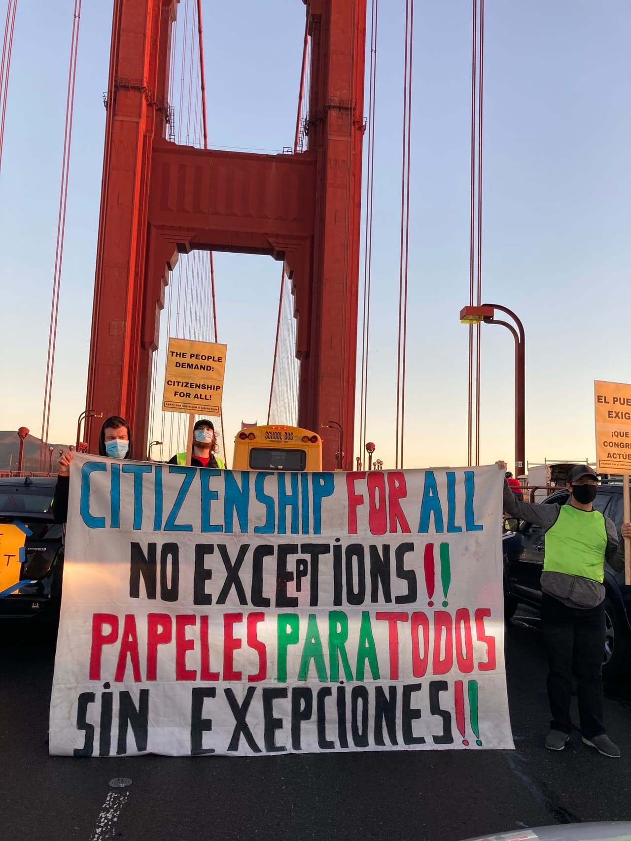 Una caravana de 35 vehiculos paralizó por espacio de 45 minutos el tráfico en dirección norte sobre el icónico puente, donde los manifestantes dierons discursos, cantaron y mostraron pancartas en favor de una reforma migratoria.