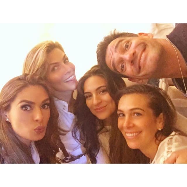 ¿Quién es el más feliz en esa foto? Sí, adivinaste Cristián de la Fuente quien se encuentra feliz con su próximo protagónico en ´Sueños de Amor´.