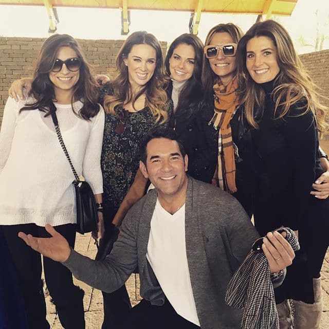 Eduardo Santamarina como siempre con una gran sonrisa y disfrutando de la compañía de su esposa Mayrín Villanueva y todas sus amigas y actrices como Ana Brenda, Livia Brito, la conductora Cecilia Galeano y Jacky Bracamontes.