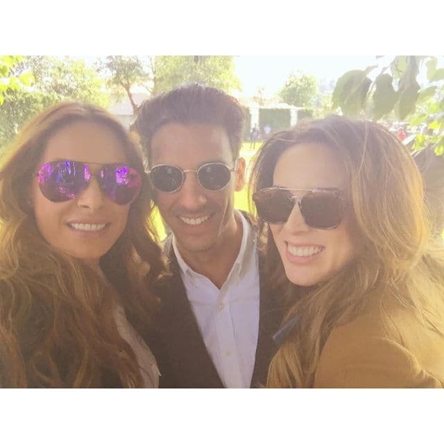 Erick Elías estaba muy bien acompañado.