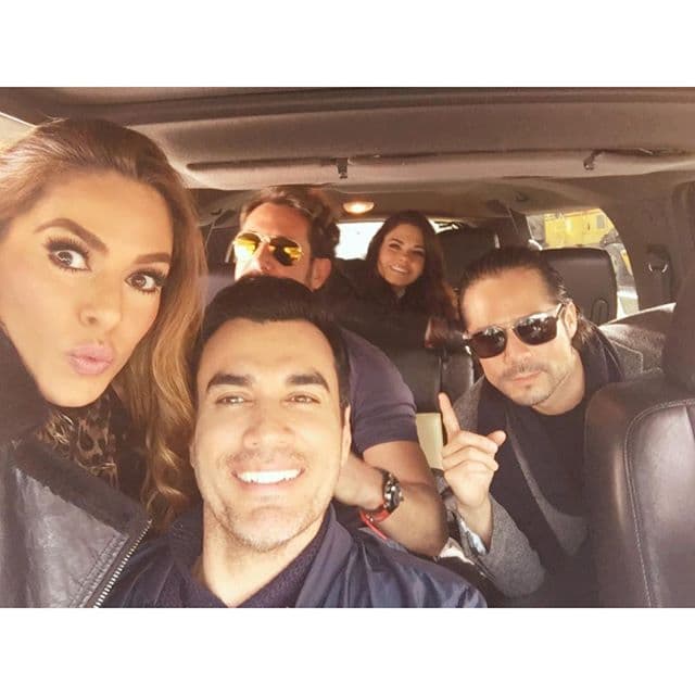 Al parecer no importaba que fueran un poco apretados, lo importante era pasar un rato agradable entre amigos. José Ron y Gabriel Soto iban con toda la actitud.