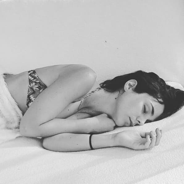 Diez días después de aparecer en un video en su Instagram entonando la canción 
<b>'Te quedó grande la yegua',</b> de Alicia Villarreal, la actriz y cantante mexicana 
<b><a href="http://www.univision.com/entretenimiento/celebridades/te-quedo-grande-la-yegua-el-nuevo-mensaje-de-camila-sodi-a-chicharito" target="_blank">Camila Sodi confirmó</a></b> que el fin de su relación íntima con el futbolista Javier 'Chicharito' Hernández.
<br>