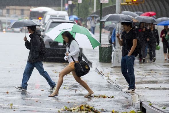 Las inundaciones amenazaban el viernes diversas zonas del noreste, tras una intensa tormenta que sumergió vehículos, cortó el suministro eléctrico a miles de personas y obligó a algunas evacuaciones en la costa.