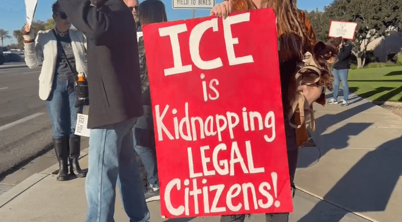 Los manifestantes recorrieron alrededor de una milla hasta llegar al 
<b>Mesa Gateway Airport</b>.