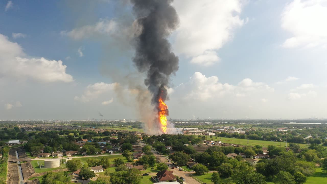 Este enorme incendio a lo largo de un oleoducto en Deer Park 
<b><a href="https://www.univision.com/local/houston-kxln/nuevos-detalles-incendio-tuberia-energy-transfer-porte-texas" target="_blank">inició a las 9:55am del 16 de septiembre. </a></b>