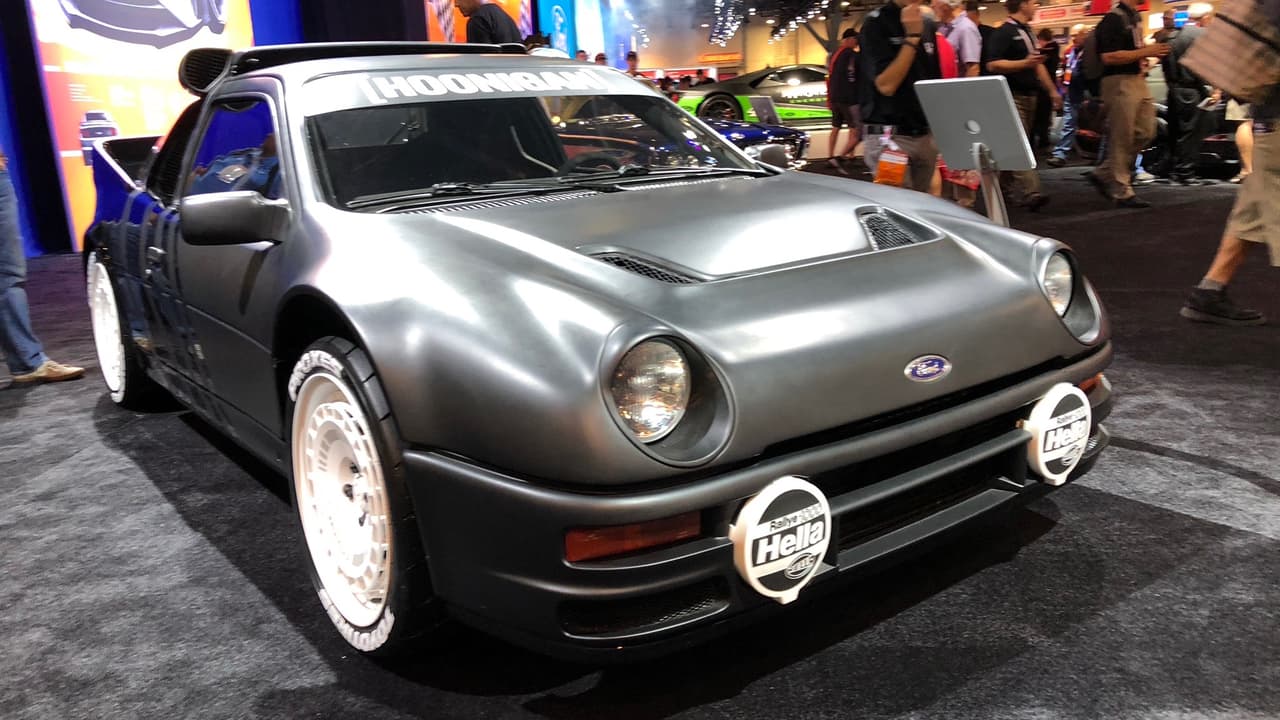 <h3 class="cms-h3-H3">Ford RS200 por Hoonigan</h3>
<br>A pesar de compartir sus puertas, parabrisas y luces de freno con el antiguo Ford Sierra, el RS200 fue un diseño único del que sólo se construyeron 200 unidades para la homologación para competencias de Rally del Grupo B del auto en que está basado. Su chasis fue diseñado por el ingeniero de F1 Tony Southgate. En manos del equipo de Ken Block la potencia incrementó de 250 a 700 caballo de fuerza. Una leyenda actualizada.