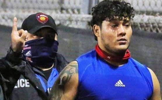 Sale en libertad bajo fianza el estudiante que agredió a un árbitro de fútbol americano en un partido colegial
