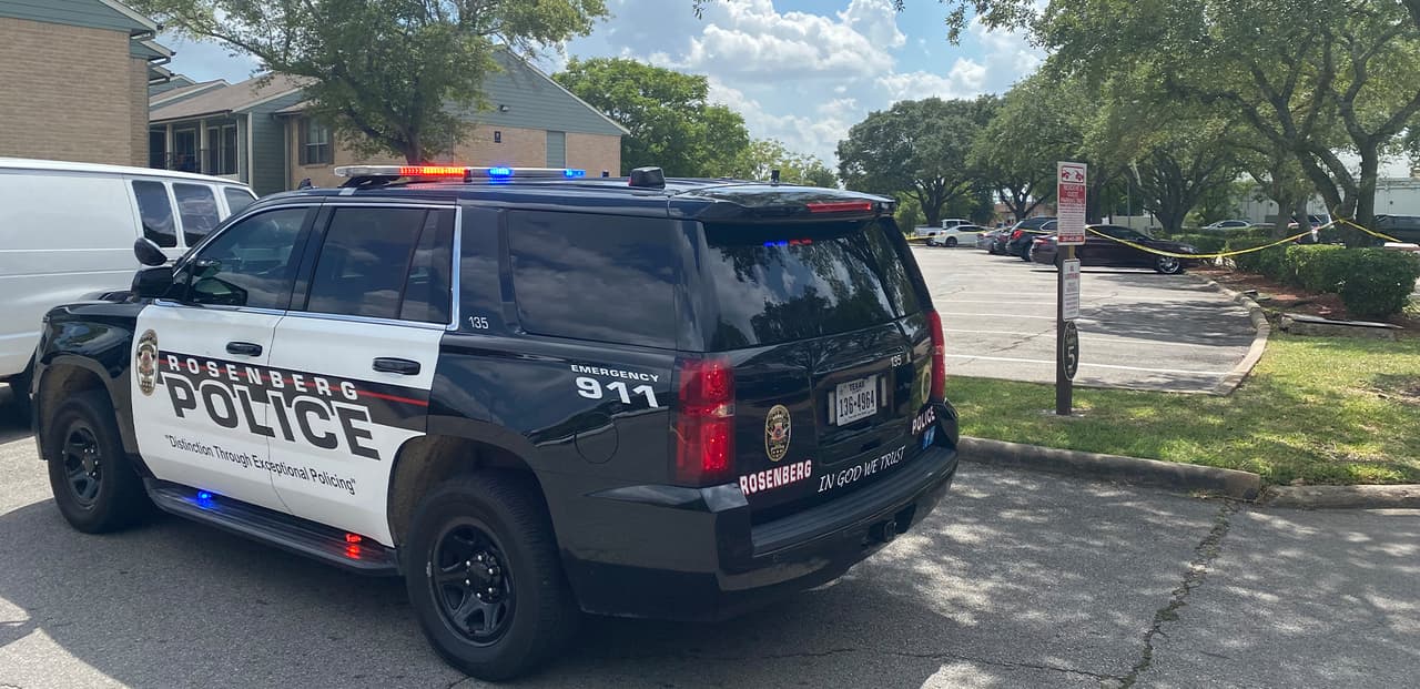 Al llegar las autoridades al lugar de los hechos encontraron a un hombre que había sido herido de bala en el cuello.