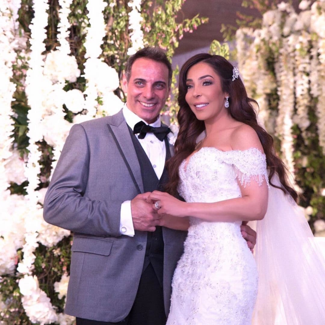 "Parece mentira que hoy cumplimos dos años de aniversario. Gracias a mi esposo Steve por el apoyo, lealtad, por tu cariño y comprensión y por hacerme creer en el amor", comentó Gelena al publicar estas imágenes vestida de novia y acompañada de su marido.