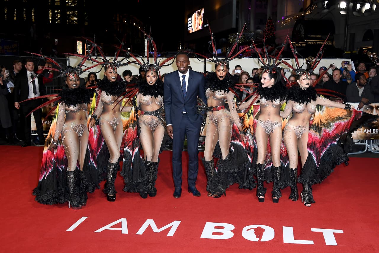 Bolt con chicas bellas en la premiere.
