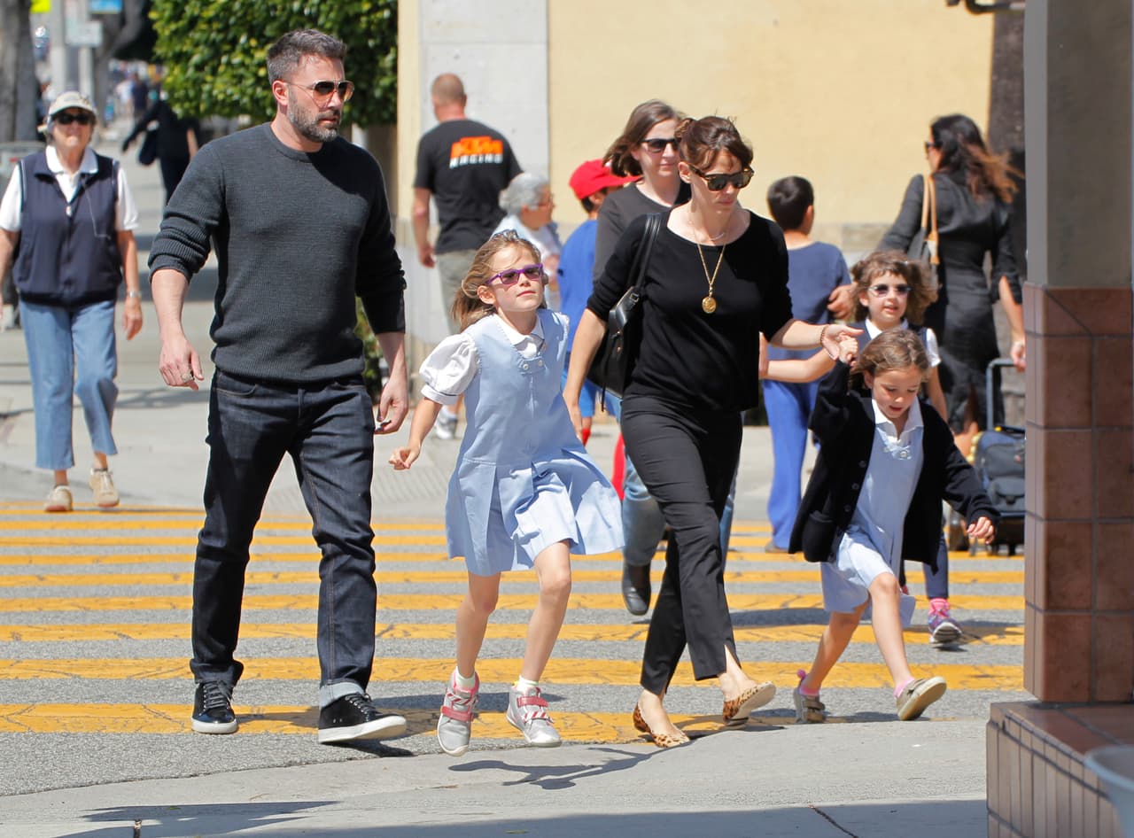 Dando una imagen de la familia per-fec-ta.