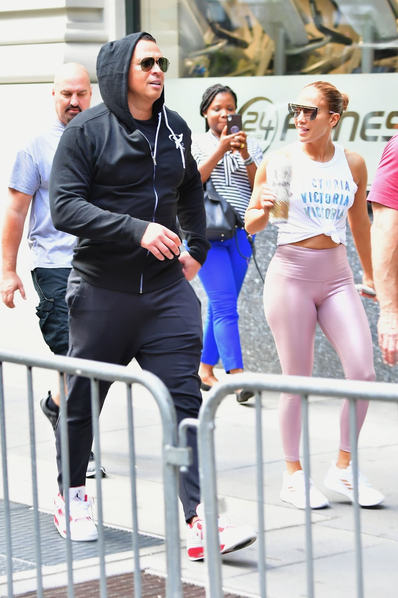 A la pareja se le vio entrar a un centro de entrenamiento físico. Hay que recordar que la cantante ha aumentado sus entrenamientos tanto por su gira, como porque 
<a href="https://www.univision.com/famosos/que-infidelidad-jennifer-lopez-y-a-rod-se-muestran-mas-unidos-que-nunca-literalmente-fotos" target="_blank">recientemente filmó la película 'Hustlers'</a>, en la que tiene varias escenas con poca ropa.