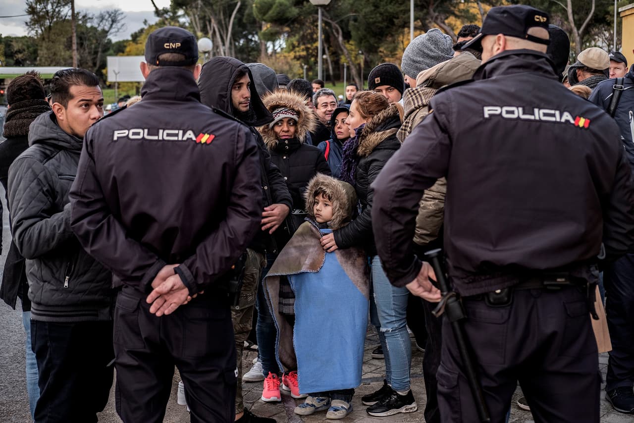 For several weeks, the immigration office in Madrid only gave out 80 daily appointments to submit asylum applications. As a result, families slept on the street, sometimes in the rain, hoping to be first in line for one of the appointments. At 9 a.m. police officers keep order as the first 80 people await their turn.