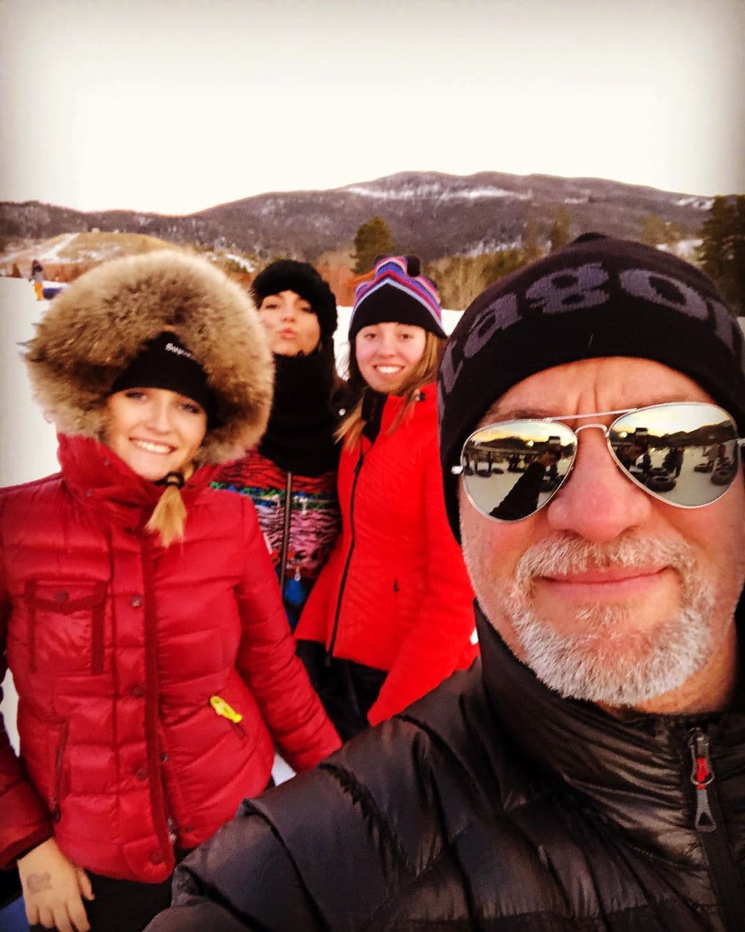 "
<b>Nos van a seguir viendo juntos</b>, tenemos tres hijas en común y no vamos a dejar de ser sus padres, hasta que la muerte nos separe y siempre he apoyado a mis hijas", expresó.