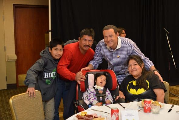 Así como los súperhéroes, nostros podemos ayudar a hacer del mundo un lugar mejor con nuestra ayuda a los niños discapacitados.