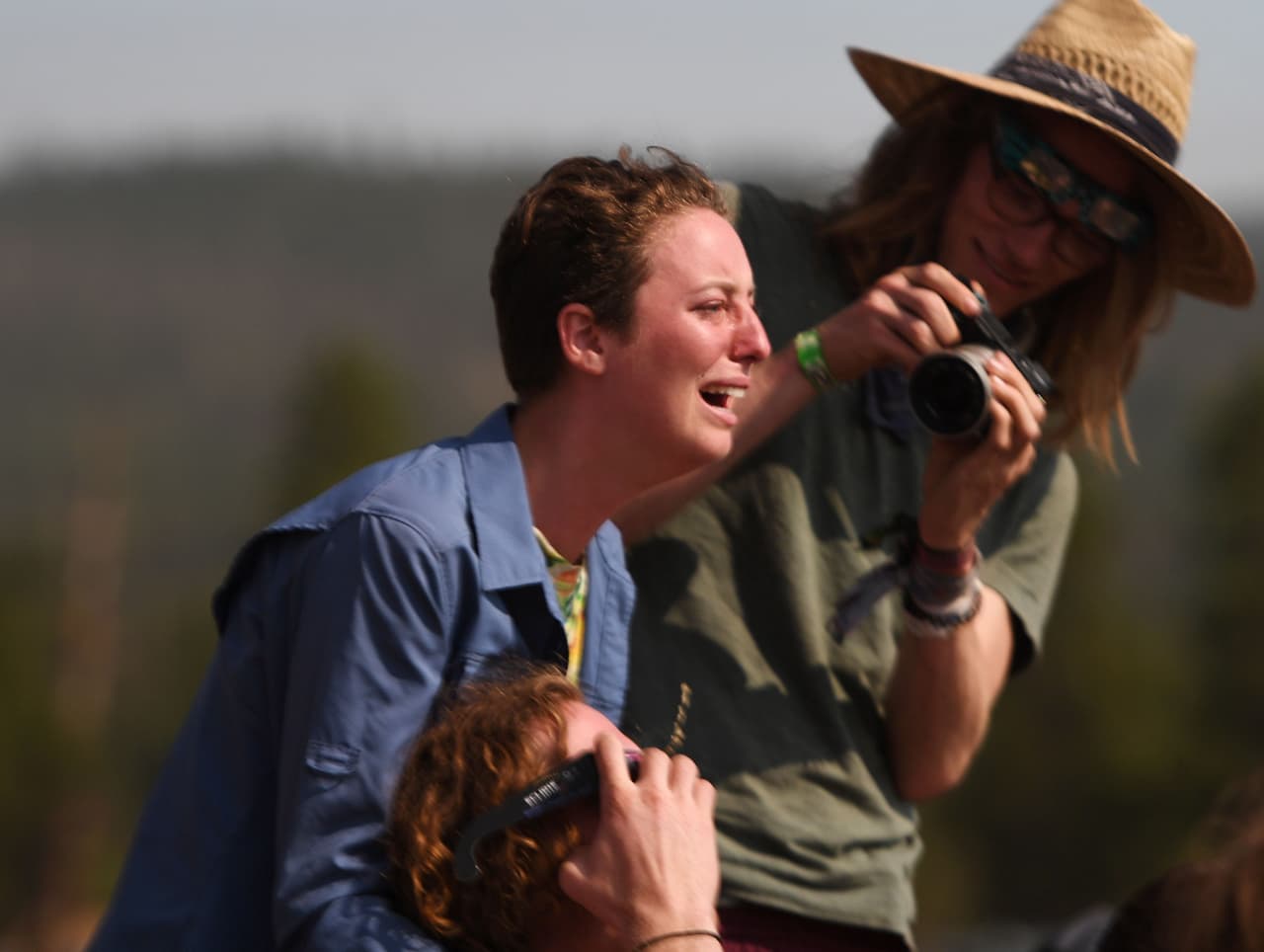 Una mujer llora emocionada durante el eclipse total, en Mitchell Oregon
