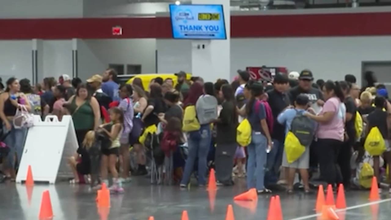 Mochilas con útiles escolares y hasta zapatos: Un alivio a los padres en este regreso a clases