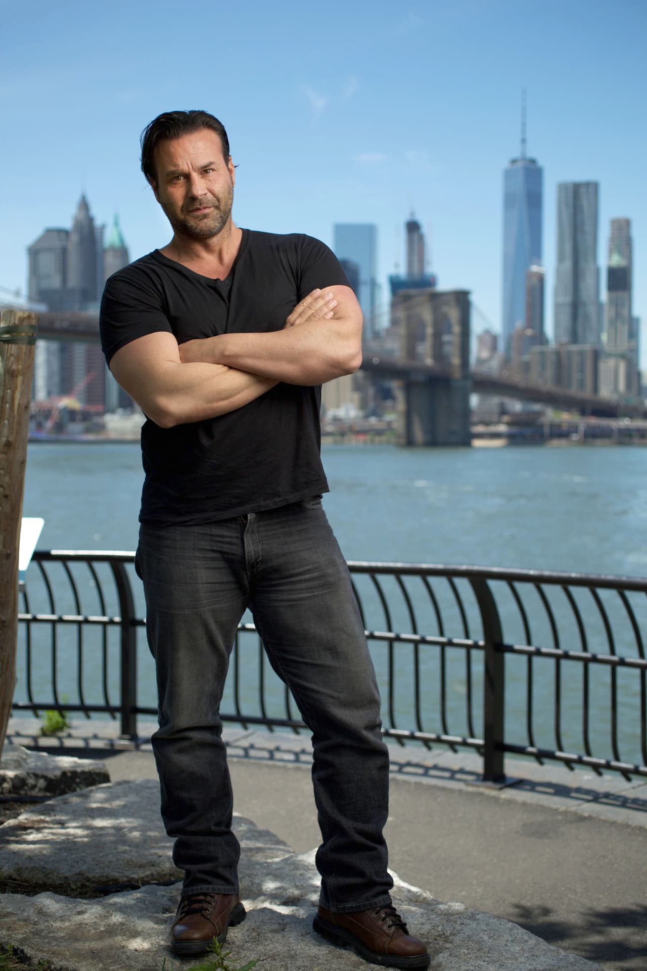 Según documentos citados por TMZ, el exguardaespaldas firmó un acuerdo de confidencialidad con ellos en febrero de 2016. 
<br>