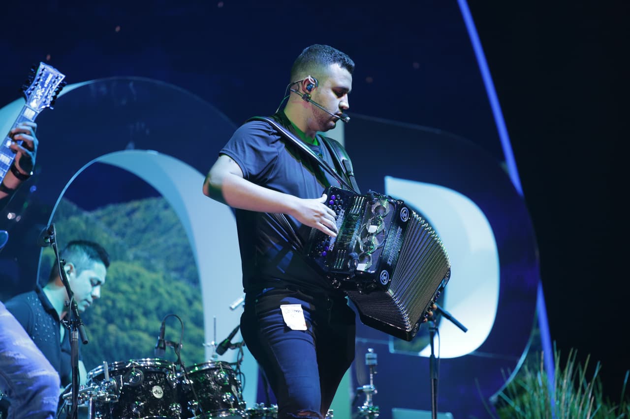 Calibre 50, por su parte es de las agrupaciones consentidas del regional mexicano y retornan a Premios Juventud con un excelente tema bailable.